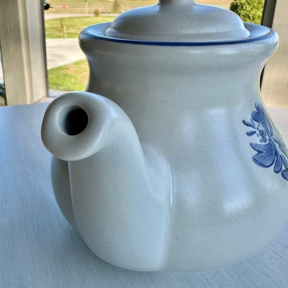 VINTAGE, PFALTZGRAFF, WHITE IRONSTONE TEAPOT WITH BLUE FLORAL PATTERN. - Picture 10 of 12